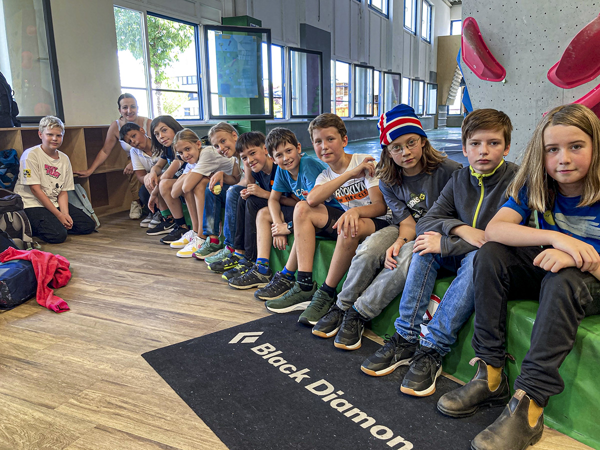 Die 6. Klasse besuchte  mit Klassenlehrerin Frau Bayer-Plieninger und Herrn Dr. Itzen eine Boulder-Halle in Freiburg.