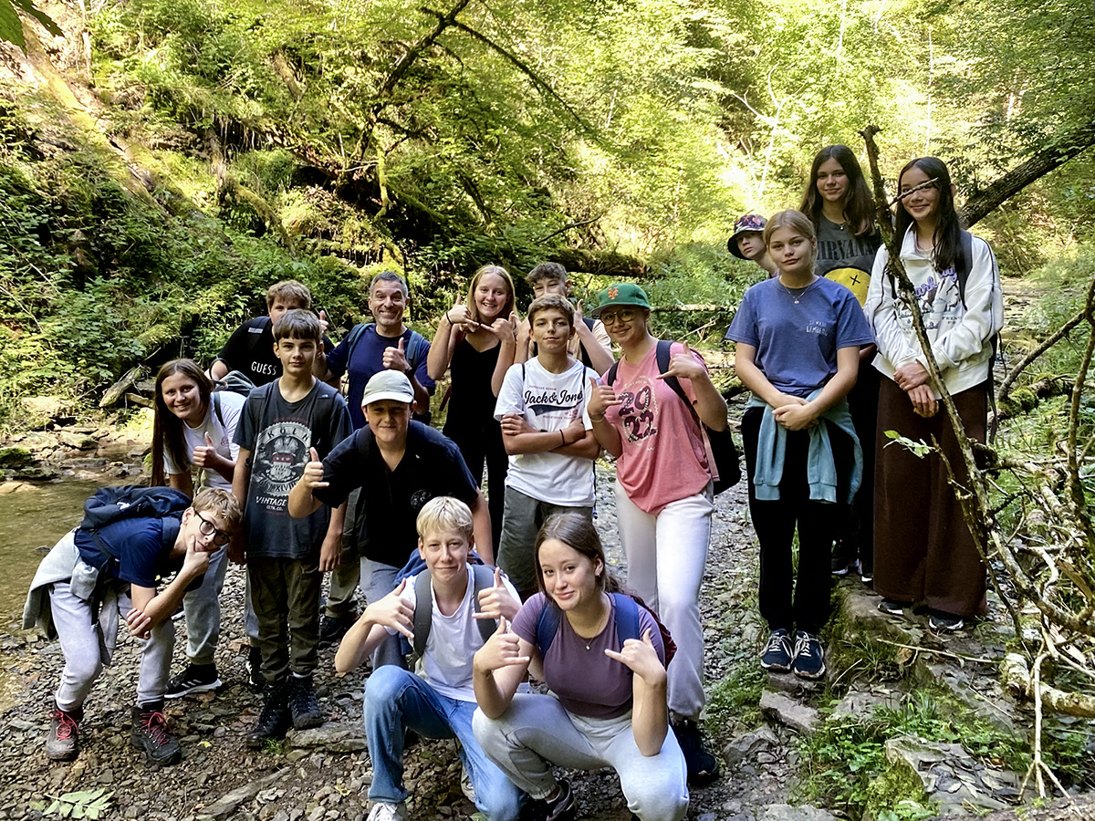 Die Klasse 8 durchstreifte mit Klassenlehrer Herrn  Cazorla und Frau  von Sengbusch ...