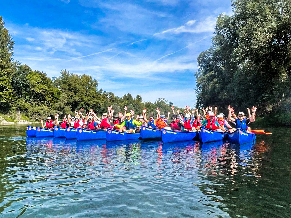 ... sich zu einem Gruppenbild zusammen.