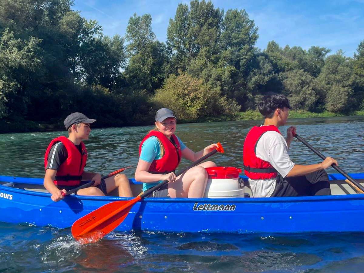 Auf einem Nebenarm des  Rheins ...