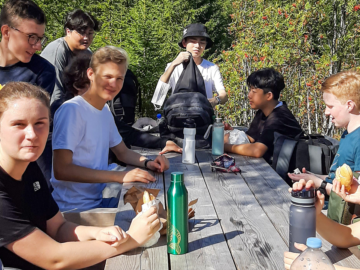 Mit ihrem Klassenlehrer  Herrn Hentrich-Hesse machte sich die 10a auf nach Aha hinauf zum Zweiseenblick.