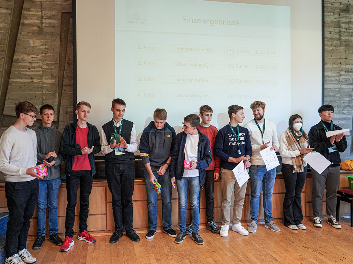 In der Schulversammlung wurde die besten Läufer:innen (rechts) und das Technik-Team ausgezeichnet (l.).