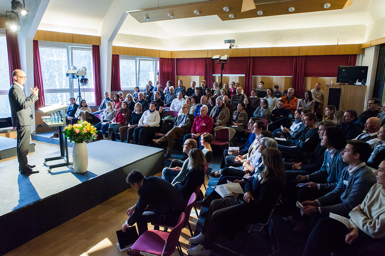 Bei der Elternversammlung ist der Edith-Picht-Axenfeld-Saal des Musikhauses gut gefüllt.