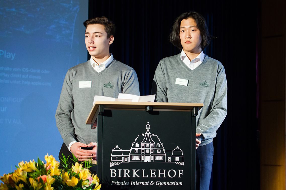 Die Schülersprecher David und Eunpaeck bringen die große Freude der Schülerschaft zum Ausdruck, endlich wieder als ganze Schulgemeinschaft zu traditionsreichen wie neuen Veranstaltungen und Unternehmungen zusammenkommen zu können.