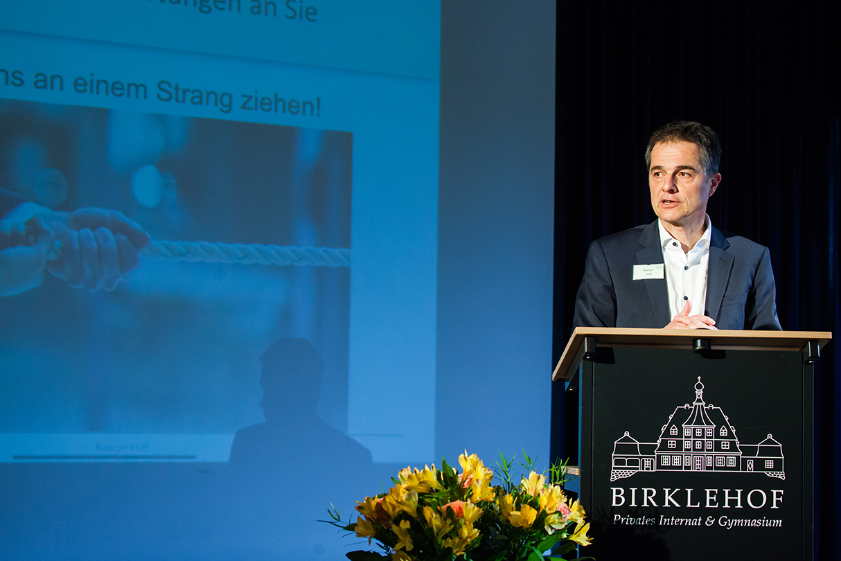 Der neue Schulleiter des Birklehofs Rüdiger Hoff stellt sich, seine Erwartungen, ersten Beobachtungen und Ideen der Elternschaft vor ...