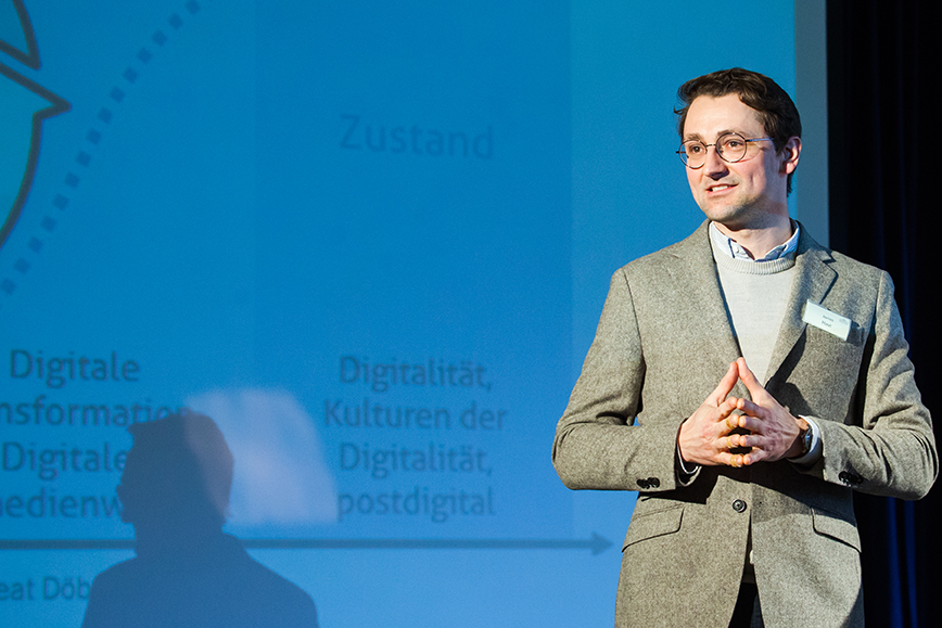 Chemie- und Geografielehrer Jonas Haut stellt die pädagogischen und technischen Aspekte der geplanten Einführung von zentral von der Schule verwalteten Tablets in Klasse 9 als weiteres Arbeitsmittel vor.