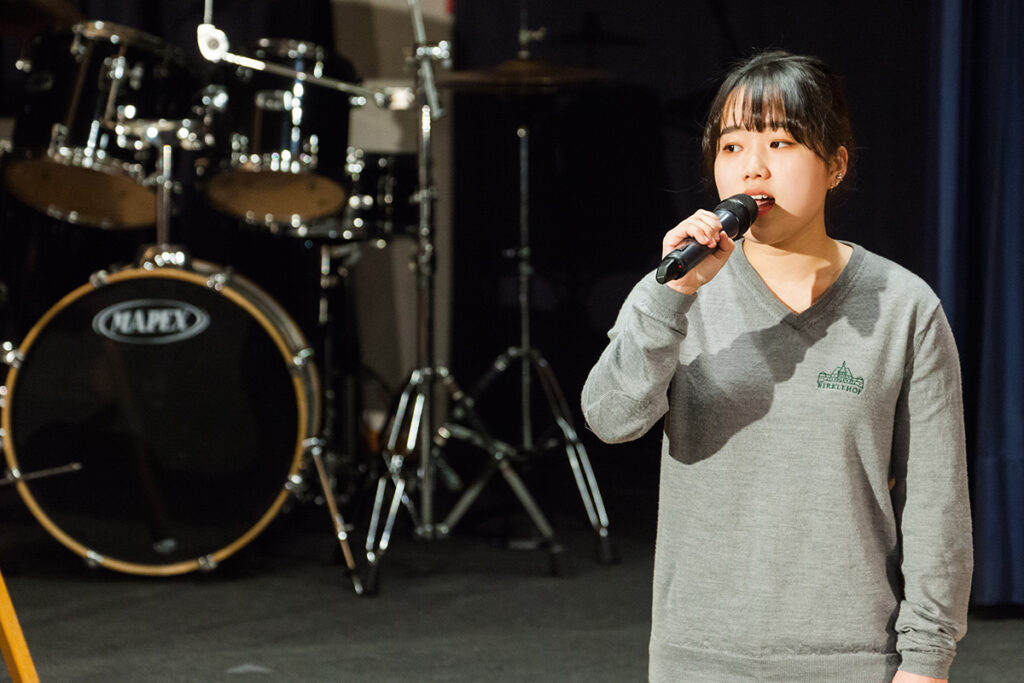 Hyemin präsentierte den Song "Speechless" aus dem Musical "Aladdin".