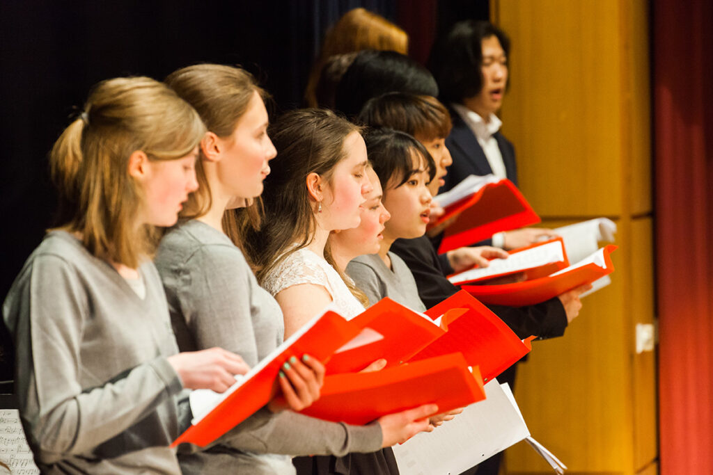 ... "Look at the World" von John Rutter.