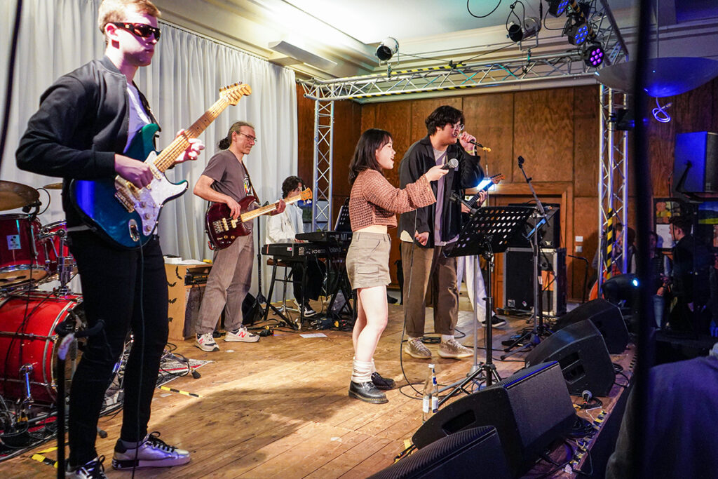 Die Band der Schülerschaft begeisterte mit aktuellen Hits.