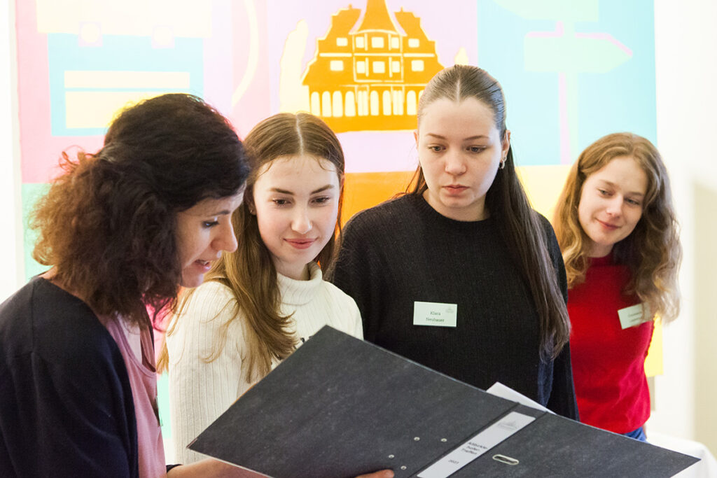 Auch die aktuellen Schüler:innen halfen tatkräftig bei der Veranstaltung mit.