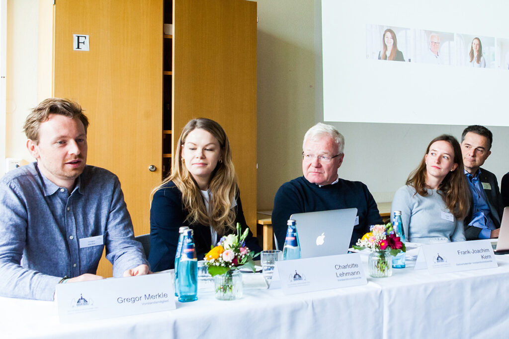 Charlotte Lehmann (2. von links) mit dem Vorstand des Altbirklehoferbundes, Frank Merkle, Frank-Joachim Kern, Sophie Grab sowie Schulleiter Rüdiger Hoff (von links)