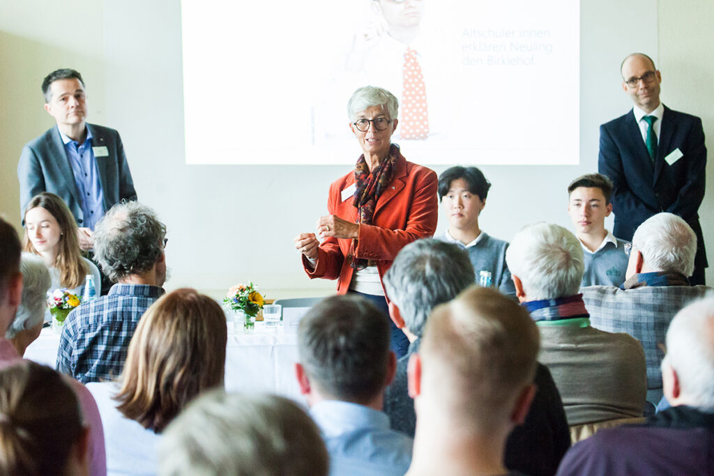 Senatorin a.D. Alexandra Dinges-Dierig, Vorstandsvorsitzende des Schulvereins, Schulleiter Rüdiger Hoff (links) und Geschäftsführer Jens-Arne Buttkereit vor der Mitgliederversammlung des Altbirklehoferbundes. In der Mitte sitzend die Schülersprecher Eunpaeck und David.