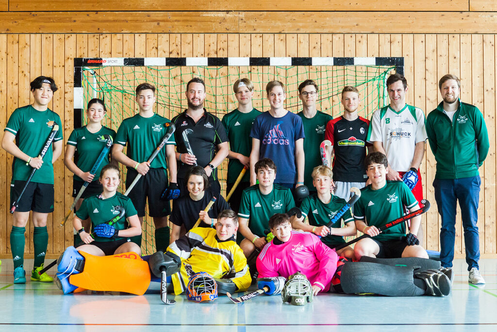 Sportliches Kräftemessen von Jung und Alt beim Hockeyspiel in der Hinterzartener Sporthalle