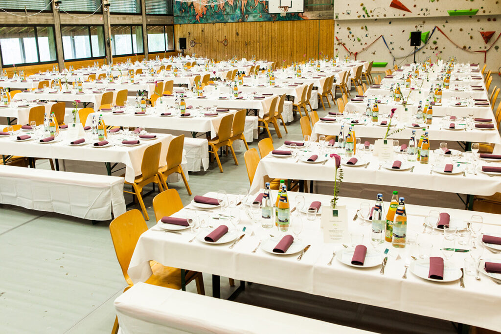 Für das Abendessen mit fast 400 Personen war die Sporthalle eingedeckt.