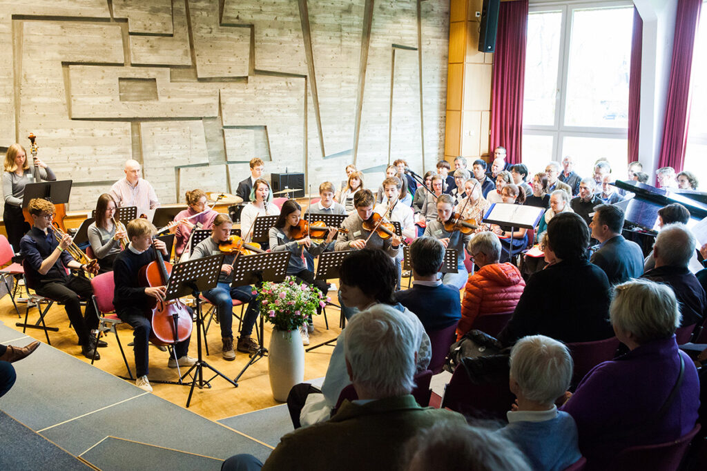 Bis zum letzten Platz gefüllt war Musikhaus beim Konzert mit dem gemeinsamen Chor und den Schüler-Ensembles.