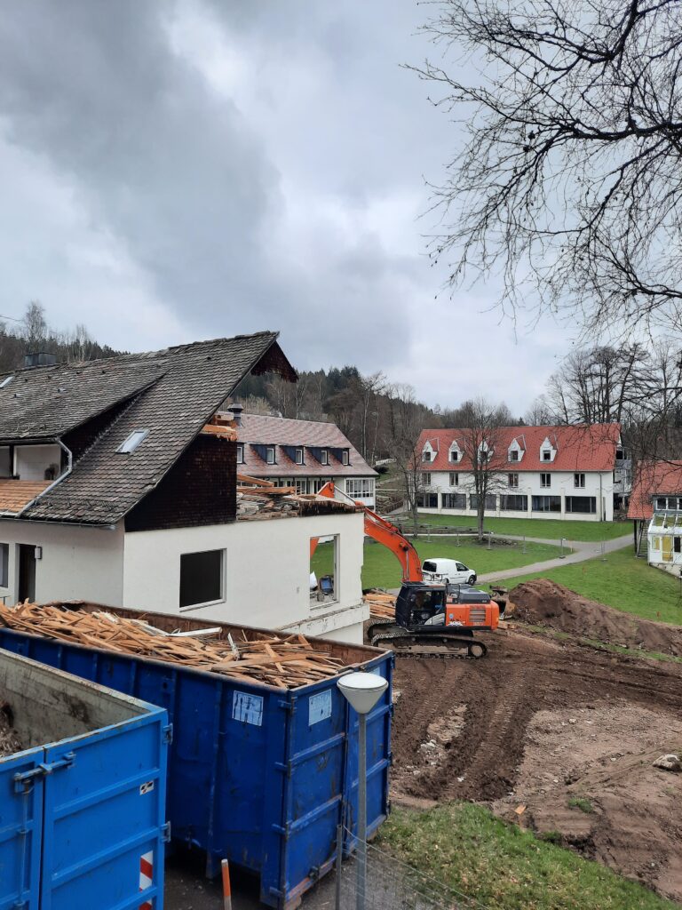 Der Abriss legt den Blick zur Alten Turnhalle frei