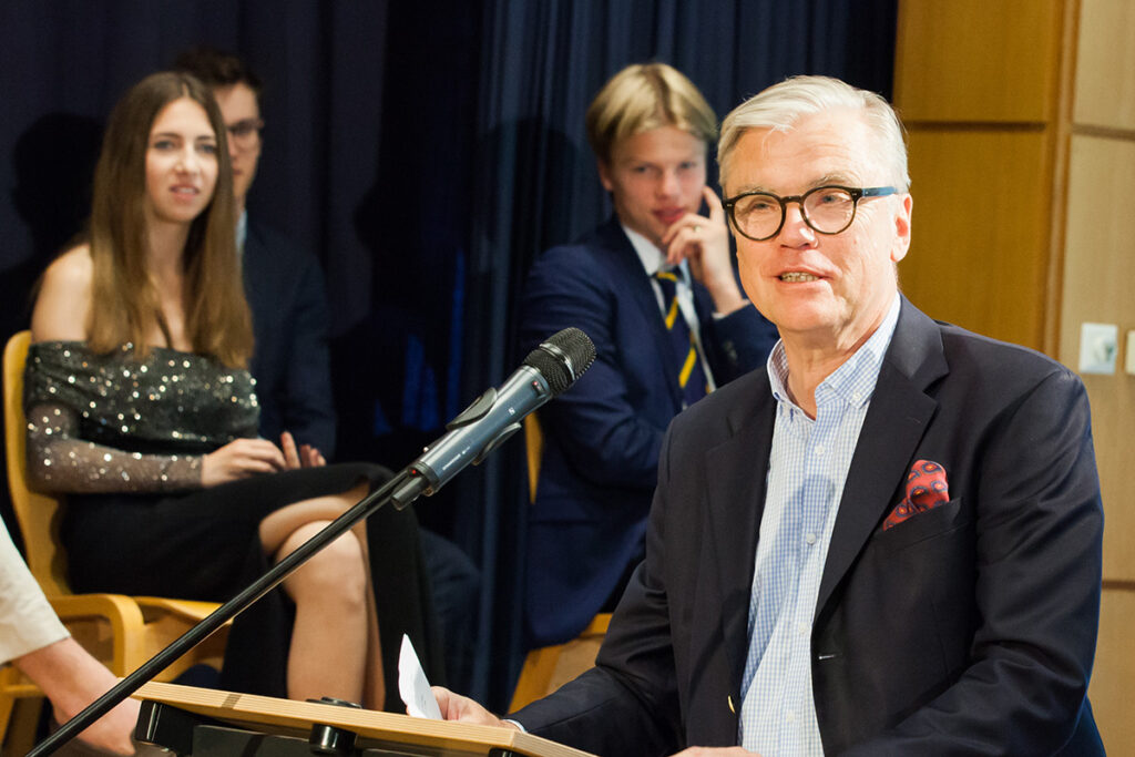 Dr. Hans-Peter Volkmann gratulierte im Namen aller Eltern den Abiturient:innen.