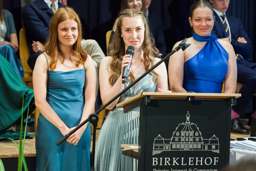 Isabel Helly, Marlene Müller und Klara Neubauer (von links) erinnerten an ihre Schulzeit am Birklehof.
