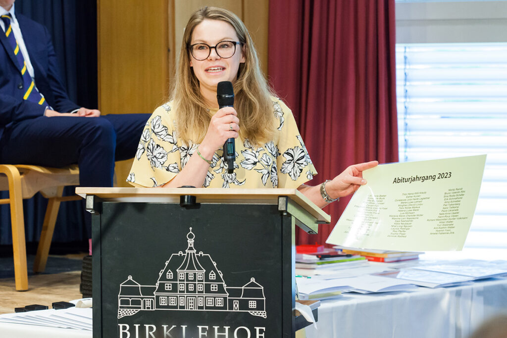 Charlotte Lehman, Vorsitzende des Altbirklehoferbundes, überreichte symbolisch eine Tafel mit den Namen der Abiturient:innen.