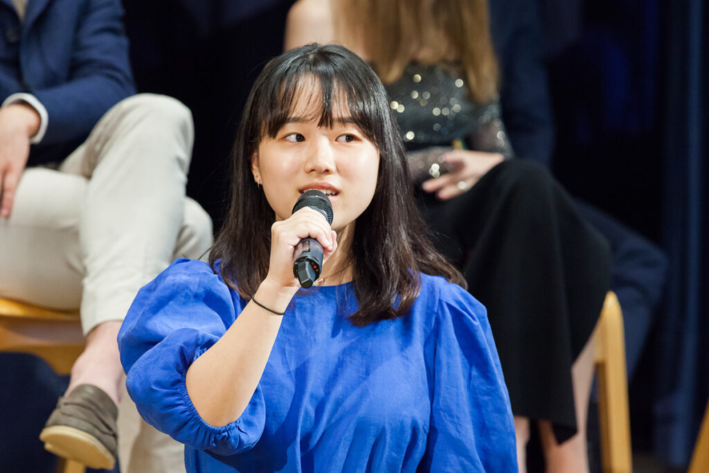 Abiturientin Hyemin Yoon sang den Song „Part of Your World“ aus dem Disney-Film „The Little Mermaid“.