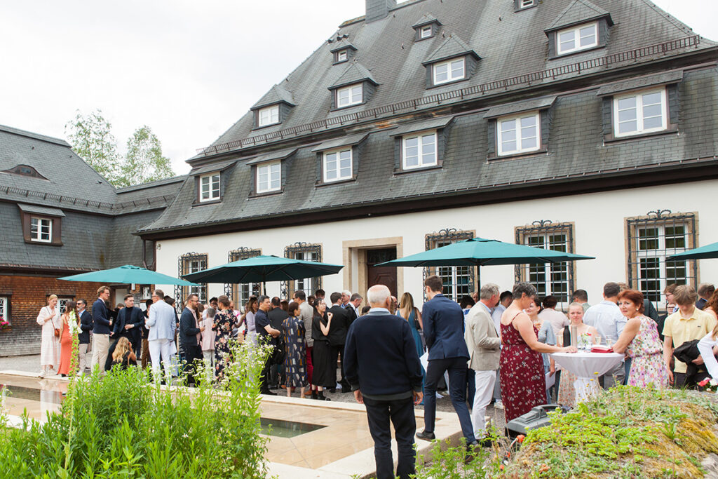 Das Get-Together
im Haupthausgarten nutzten die Familien, um sich persönlich bei Lehrerinnen und Lehrern zu verabschieden.