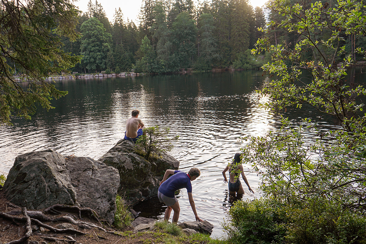 Schwimmen in den Sonnenaufgang