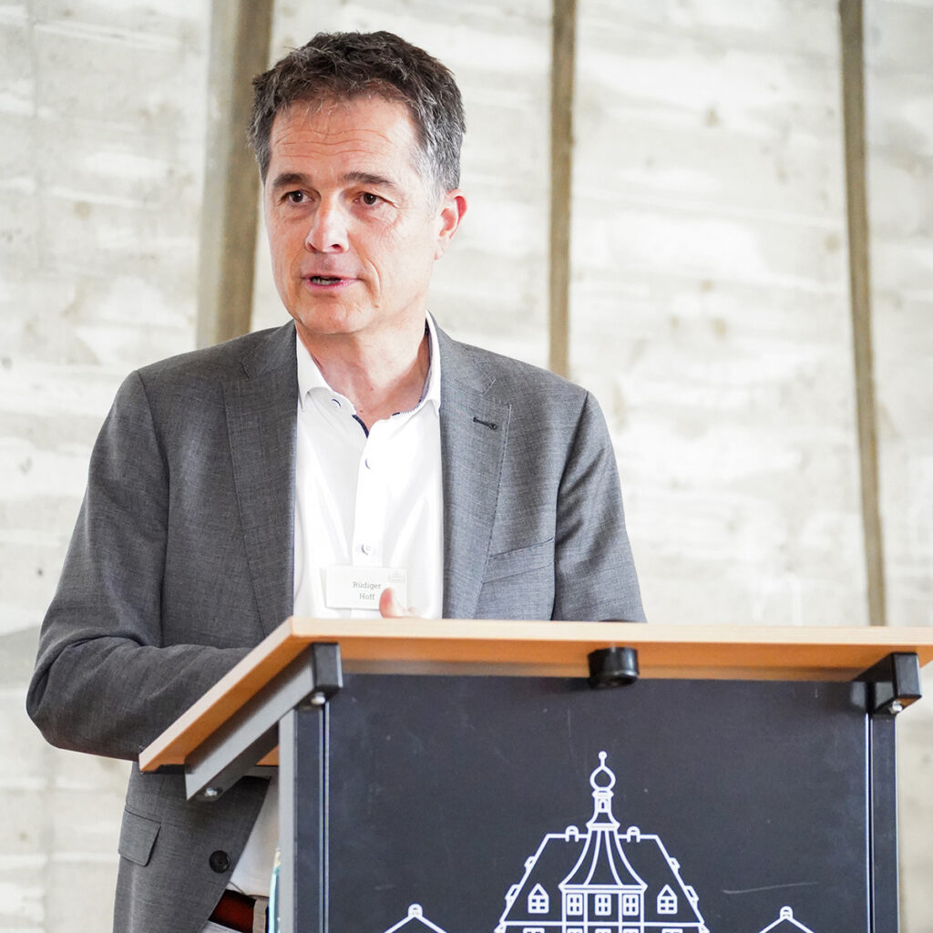 Schulleiter Rüdiger Hoff begrüßte die SIA-Teilnehmenden.