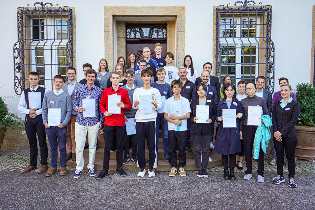 Die Teilnehmenden an der SIA-Auftakt-Veranstaltung vor dem Haupthaus der Schule Birklehof: SIA-Absolventen mit Urkunden aus der Q2, neue SIA-Schüler:innen aus der Q1, Ausbilder:innen der regionalen High-Tech-Unternehmen, Lehrkräfte der Schule Birklehof