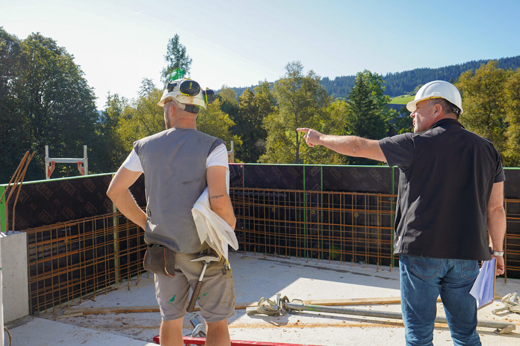 Baustellenbegehung September 2023 auf dem Dachgeschoss mit Schwarzwaldblick