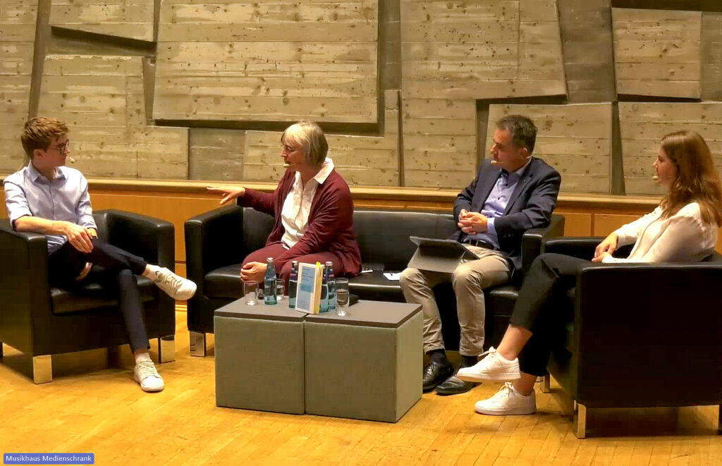 Kajetan und Salome (beide Q1) waren die Gesprächspartner:innen aus der Schülerschaft.
