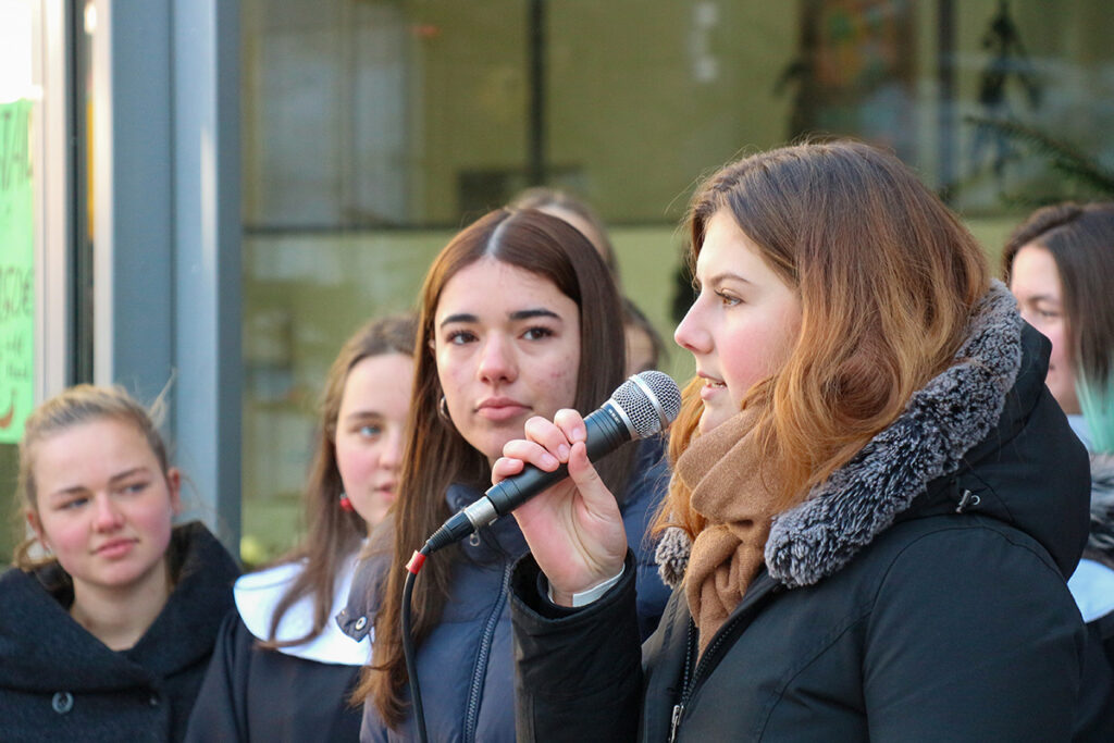Die Schülersprecherinnen Salomé (rechts) und Zoe begrüßten die Gäste.