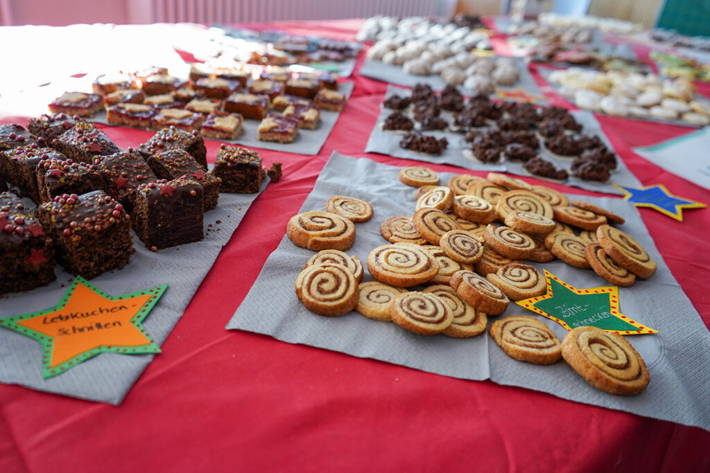 Die Schülerinnen und Schüler hatten nicht nur gebastelt und gebacken, ...