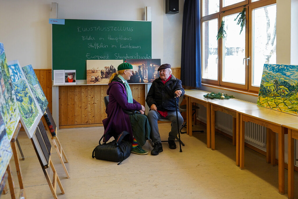 Pfarrer Klaus Boersch, Initiator des Weihnachtsmarktes, im Gespräch mit ehemaligen Schülerinnen und Schülern.