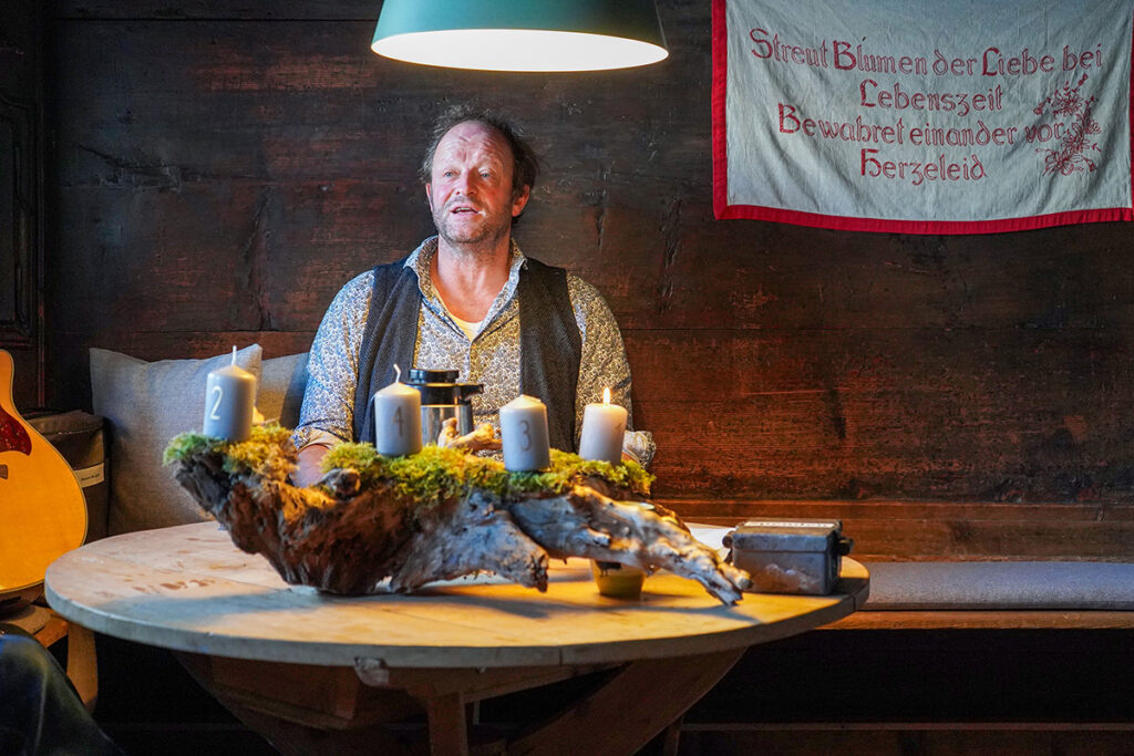 Schauspieler Martin Wangler las eine berührende Weihnachtsgeschichte für Groß und Klein in der gemütlichen Stube im Altbirkle.