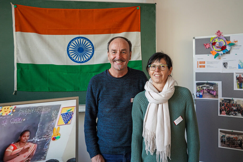 Frank Otteny von Gandhi-Care und seine Frau warben auf dem Weihnachtsmarkt mit einem Info-Stand für das Projekt.