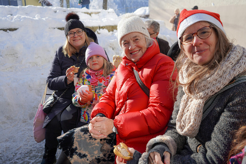 Weihnachtsmarkt-Koordinatorin Tanja Walker, Schulvorstand Christel Grünenwald und Fundraiserin Elisabeth Ilg mit Tochter (von rechts nach links) genossen die adventliche Stimmung.