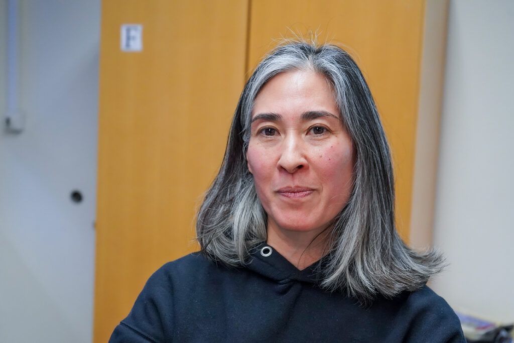 Altschülerin Prof. Dr. Tong-Jin Smith stellte ihr Forschungsprojekt zur Stärkung der Medienkompetenz von Jugendlichen in der Elternversammlung vor.