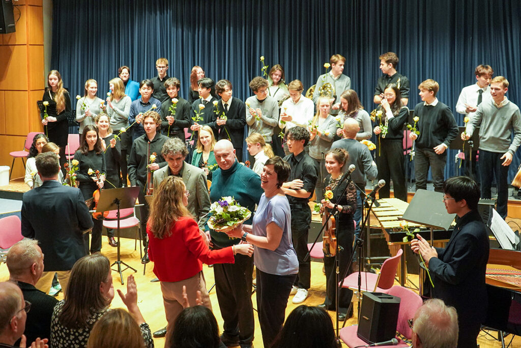 Blumen gab es auch für die musikalischen Leiter:innen Roman Babler, Gareth Reaks und Gwendolyn Wellmann (vorne, von links).