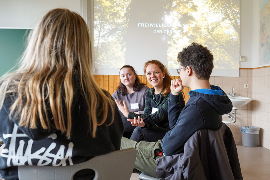 Sarah Warth vertritt die Freiwilligendienste des Caritasverbandes für die Erzdiözese Freiburg und gab Tipps zur Orientierung nach der Schule.