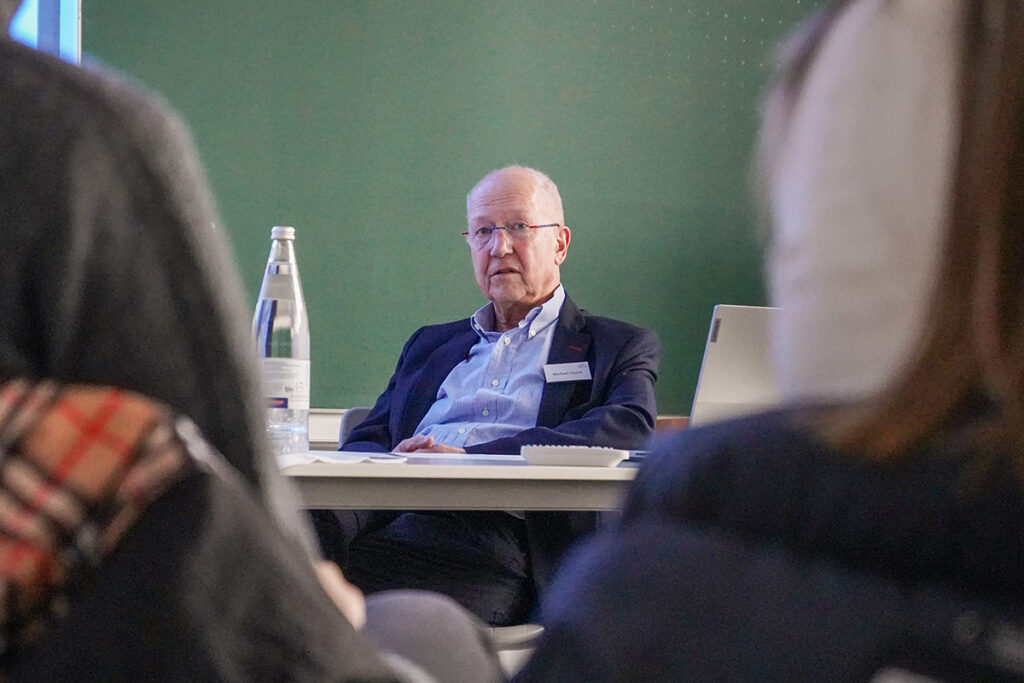 Altschüler Michael Sippel, Abitur 1971, erzählte aus seinem Berufsleben als Facharzt für Chirurgie und Allgemeinmedizin.