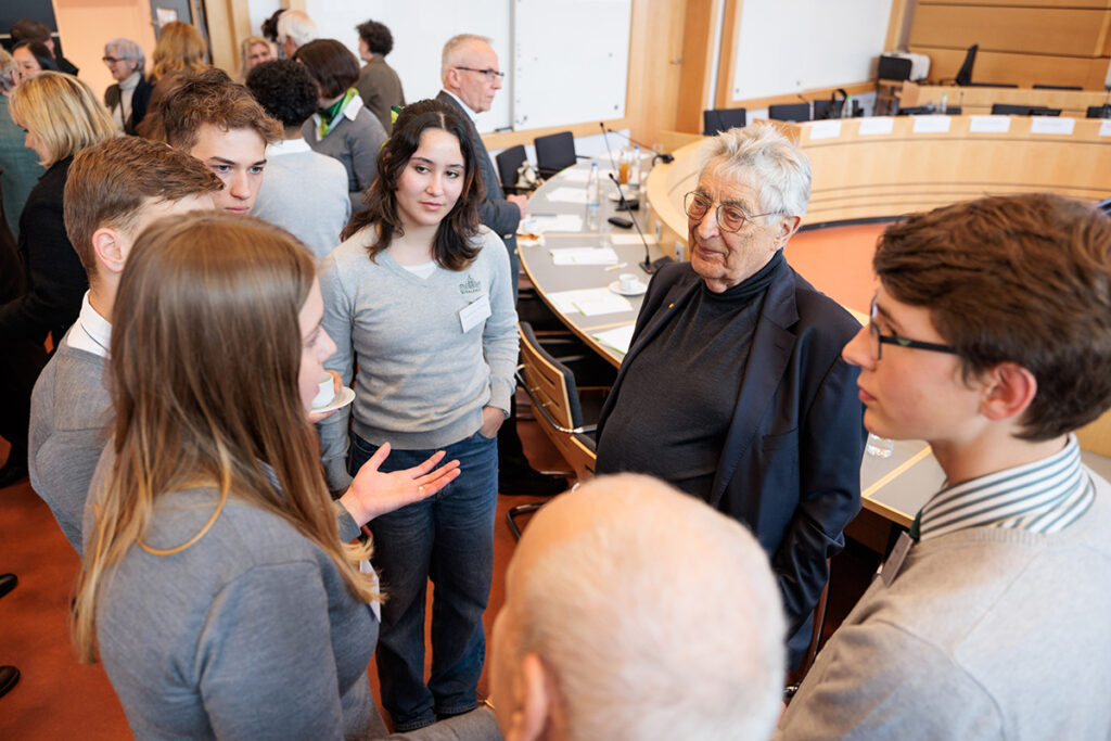 Die Birklehofer:innen diskutieren mit Ex-Innenminister Gerhart Baum
(Foto: Theodor Heuss Stiftung / Jan Potente)