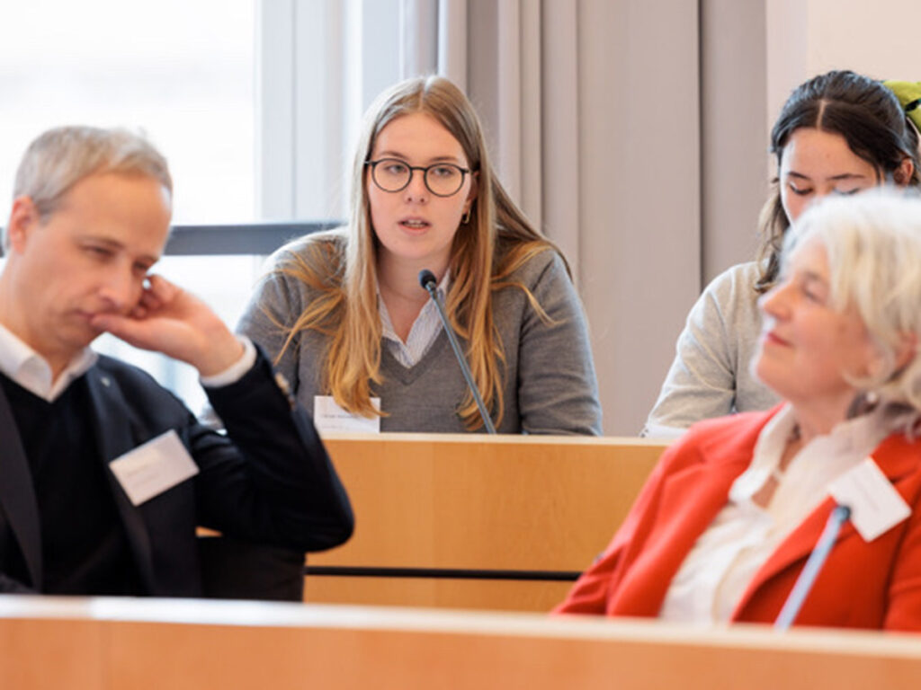 Jedes Jahr nimmt eine Delegation des Birklehofs beim Theodor-Heuss-Preis in Stuttgart an Kolloquium und Festakt teil.