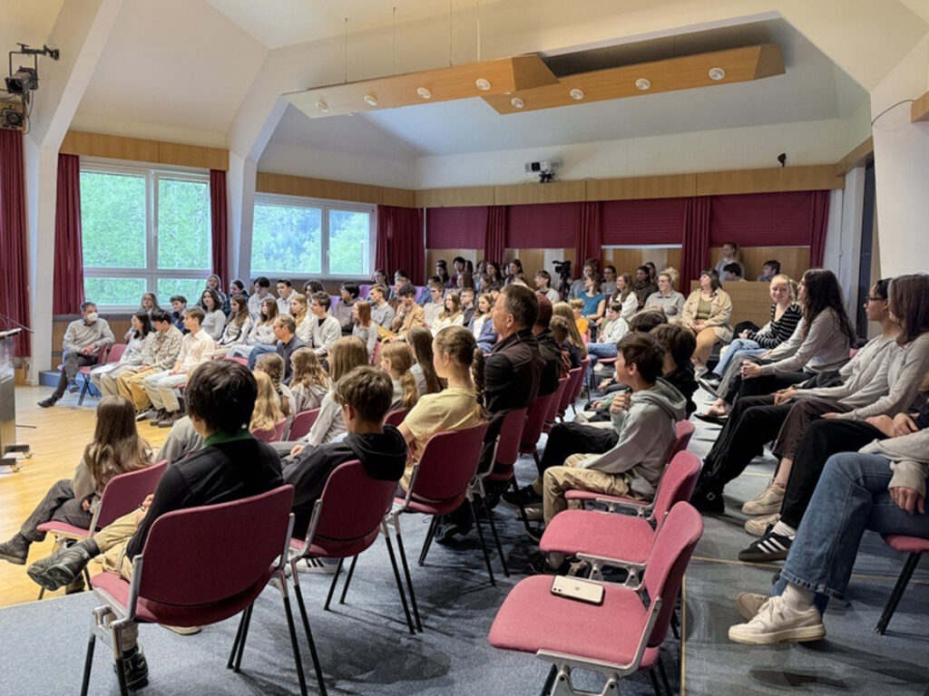 In der wöchentlich stattfindenden Schulversammlung sprechen wir regelmäßig über aktuelle politische Themen.
