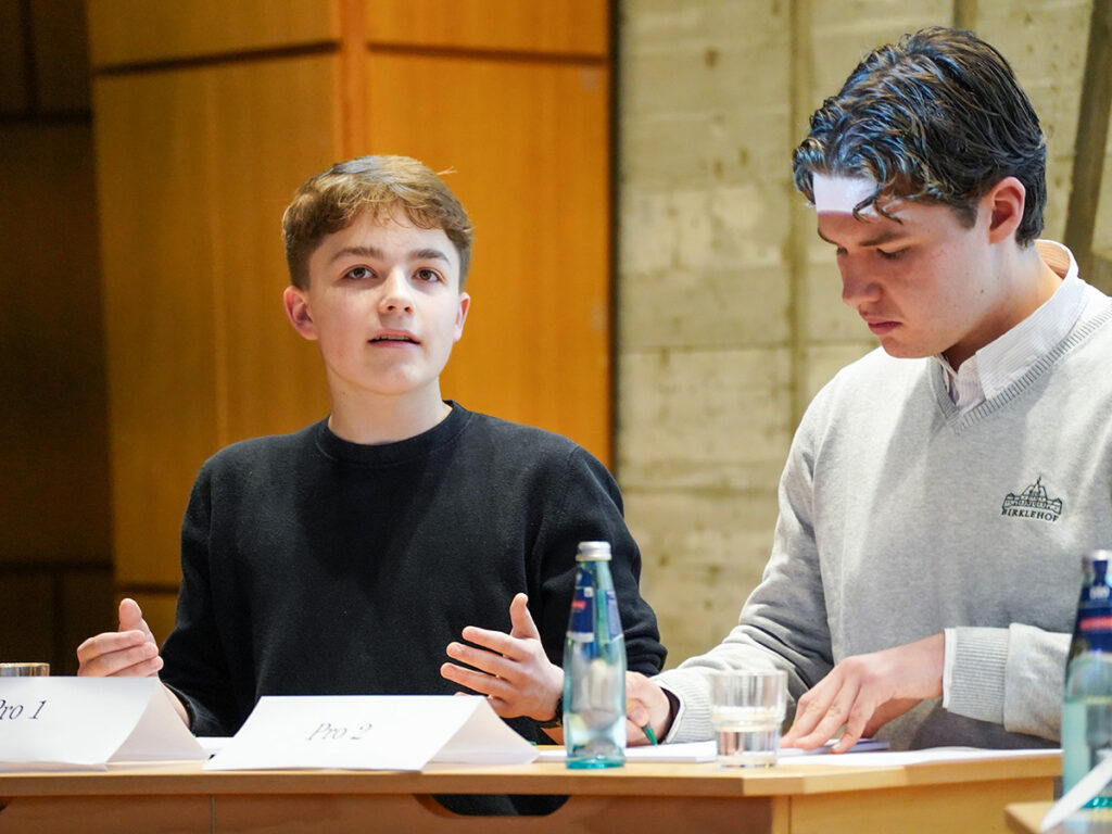 In der Rhetorik AG lernen die Schülerinnen und Schüler, eigene Standpunkte zu vertreten und sich klar und professionell auszudrücken.