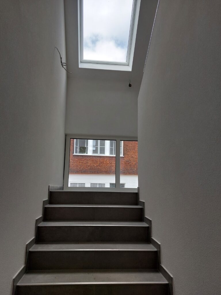 Heller Hausflur zum Saalbau hin
