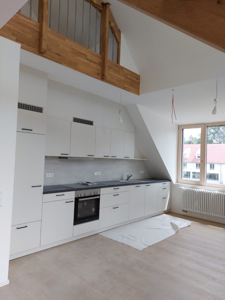 Großzügige Küche in der Erwachsenen-Wohnung im DG