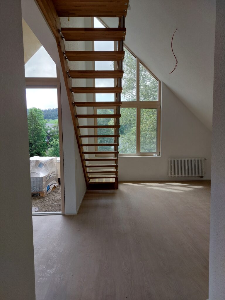 Großzügiger, heller Wohnbereich der Erwachsenen-Wohnung im DG