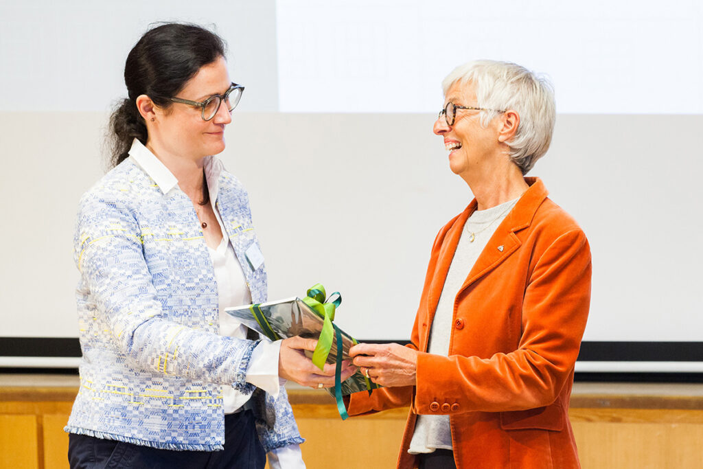 Senatorin a. D. Alexandra Dinges-Dierig, Vorstandsvorsitzende von 2009 bis 2024, gratuliert ihrer Nachfolgerin Nino Virubova.