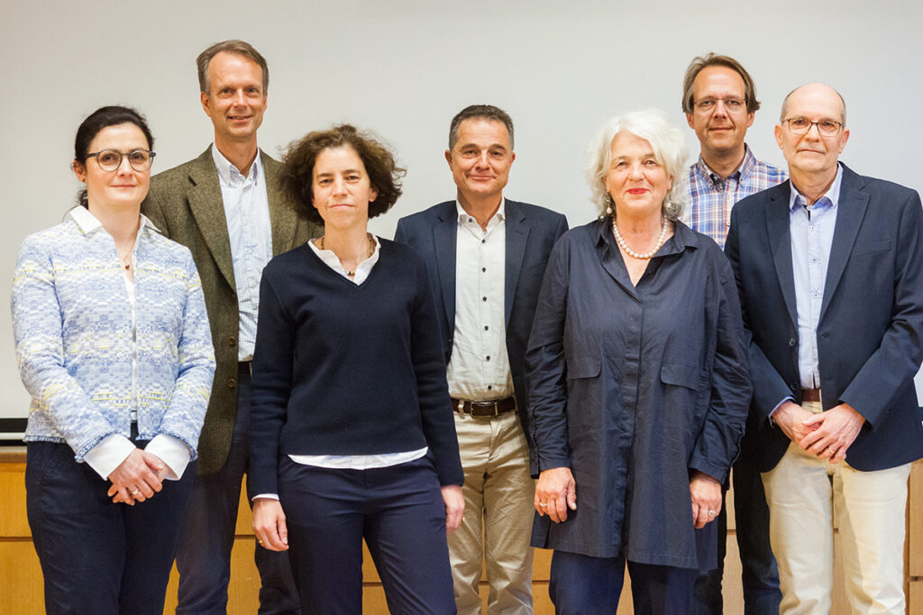 Unser Schulvorstand im Juni 2024 (von links): Nino Virubova (Vorsitzende), Alexander von Borries,(stellvertretender Vorsitzender), Anna Bartels, Rüdiger Hoff (Schulleiter), Christel Grünenwald, Prof. Dr. Alexander Häntzschel, Prof. Dr. Christoph Mischo.
Nicht im Bild: Berthold Frowein, Franz-Michael Schöbel (Geschäftsführer).