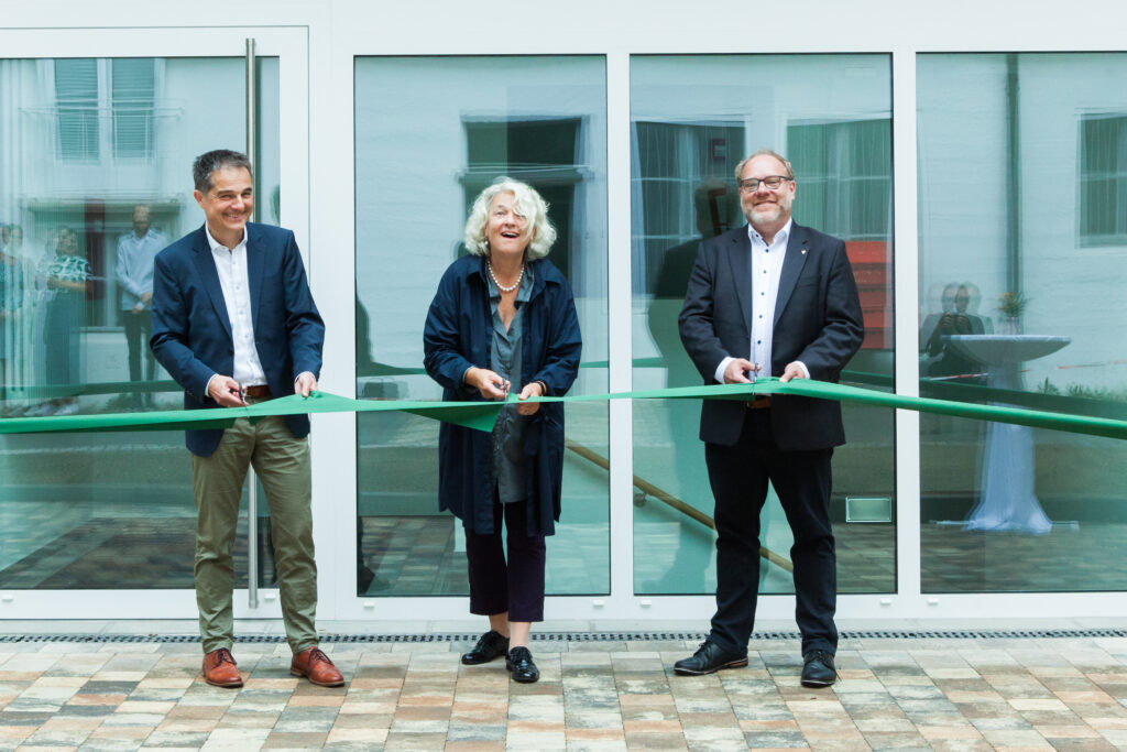 Schulleiter Rüdiger Hoff, Christel Grünenwald vom Schulvorstand und der neue Geschäftsführer Franz-Michael Schöbel eröffnen den Neubau